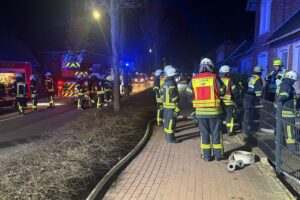 Feuerwehr rettet vier Personen aus brennendem Wohnhaus in Zeven, Einsatzkräfte vor Ort.