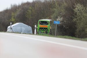 Busunfall auf A9: Unglück mit vier Toten und 25 Verletzten, Fahrer verurteilt.
