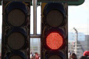 Formel-1-Boxengasse mit Ampel: Symbol für Spannung und strategische Entscheidungen im Rennverlauf.