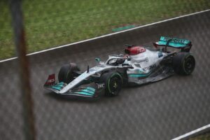 George Russell im Mercedes, der während des Qualifyings in Shanghai auf der Strecke kämpft.