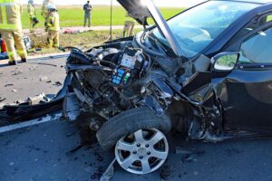 Verkehrsunfall auf B264: beschädigte Fahrzeuge, Polizei, Verletzte, Einsatzkräfte, gesperrte Straße.