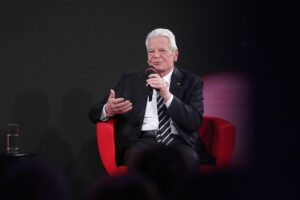 Joachim Gauck spricht über konstruktive Berichterstattung und die Stärkung der Demokratie in Deutschland.