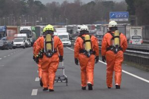 Lkw-Unfall auf Autobahn mit Feuerwehr im Einsatz, Gefahrgut und gesperrte Fahrbahn.