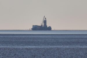 Ölbohrinsel Mittelplate in der Nordsee; gerichtliche Genehmigung zur Ölförderung vorerst erteilt.
