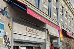 Protestierung gegen Streichung von Buchhandlungen vom Deutschen Buchhandlungspreis, kulturelle Solidarität betont.