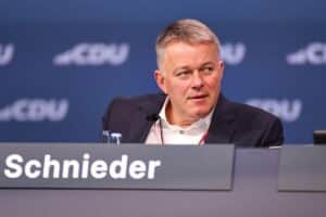 Gordon Schnieder, CDU-Spitzenkandidat, optimistisch im Wahlkampf, betont Bildung, Gesundheit, Wirtschaft, Sicherheit.