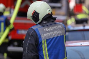 Brennende landwirtschaftliche Halle mit Feuerwehr im Einsatz, dramatische Szenen, große Flammen.