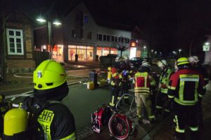 Feuerwehr und Rettungsdienst im Großeinsatz wegen Verdacht auf Gasgeruch in Rotenburg.