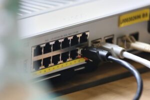 Patchpanel in einem Rechenzentrum, symbolisiert IT-Störungen nach einem Stromausfall in NRW.