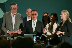 Cem Özdemir, umgeben von Unterstützern, bei der Bekanntgabe seiner politischen Agenda in Baden-Württemberg.