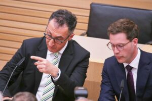 Cem Özdemir und Manuel Hagel diskutieren zur Regierungsbildung in Baden-Württemberg, Grüne Jugend anwesend.