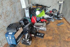 Ein reparaturfreundliches Elektrogerät, das vor einem Werkzeug oder einer Werkstatt platziert ist.