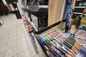 Böllerverkauf mit risikobehafteten Silvesterfeiern und Sicherheitsbedenken für Kommunen.