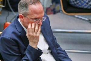 Politiker spricht über rechtliche Bedenken und Herausforderungen in der Berliner Justiz.