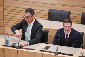 Cem Özdemir und Manuel Hagel diskutieren politische Themen in Berlin, symbolisieren Zusammenarbeit und Herausforderungen.