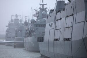 Deutsche Kriegsschiffe, politische Diskussion über militärische Einsätze, kritische Stimmen aus verschiedenen Parteien.