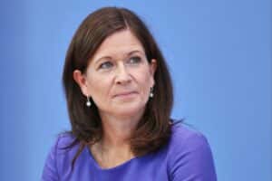 Katharina Günther-Wünsch präsentiert neue Maßnahmen zur Verbesserung des Kinderschutzes in Berlin.