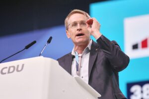 Daniel Günther fordert Reformen nach Landtagswahl, sieht AfD-Ergebnis als Warnsignal für Veränderungen.