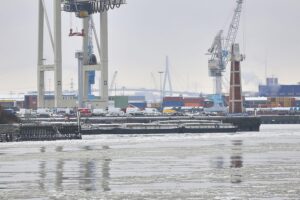 Hamburger Hafen mit Containerschiffen, Symbol für steigenden Güterumschlag in deutschen Seehäfen 2025.
