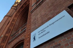 Rotes Rathaus in Berlin, Symbol für Debatte über Partizipationsgesetz und Integration.