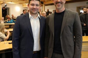 Thomas Haslinger und Christoph Rabl stehen zusammen, Kandidaten für Oberbürgermeisterwahl 2023 in Landshut.