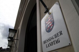 Hessischer Landtag genehmigt 2026 Haushaltsplan mit Investitionen in Infrastruktur und Bildung.