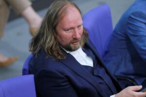 Anton Hofreiter kritisiert Kanzler und EU-Gipfel in Zeiten geopolitischer Spannungen.