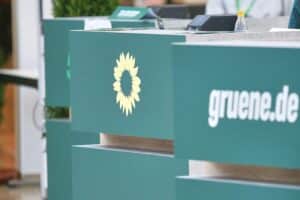 Grünen-Logo mit Aufruf zur stärkeren Personalisierung und Positionsklärung in Wahlkampf.