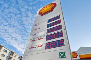 Shell-Tankstelle mit Preisanzeige, die steigende Benzin- und Dieselpreise zeigt, aufgrund von Konflikten.