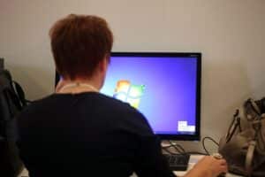 Eine Computer-Nutzerin im Homeoffice mit Laptop und beruhigender Umgebung, symbolisiert modernes Arbeiten.