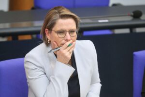 Stefanie Hubig diskutiert Gesetzeslage zu Politikerbeleidigung, skeptisch über Paragraf 188 im Strafgesetzbuch.