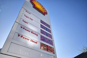 Shell-Tankstelle mit Preisanzeige, die die aktuellen Spritpreise widerspiegelt und Verbraucher betrifft.