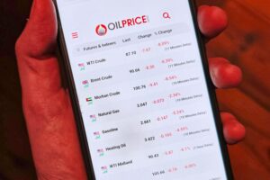 Ölpreise auf Smartphone, IEA-Mitglieder beschließen Freigabe von Notölreserven aufgrund von Marktstörungen.