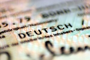 Bild eines deutschen Personalausweises, symbolisiert Staatsbürgerschaft und deren Einfluss auf Jugendkriminalität.