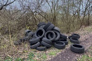 Illegale Altreifenentsorgung auf einem Feldweg und im Wald bei Achern entdeckt.