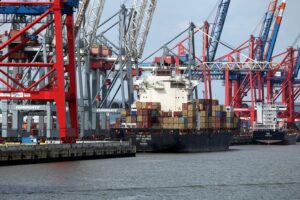 Containerschiff im Hafen, symbolisch für Importpreise, Energiekrise und Wirtschaftsdaten Deutschlands.