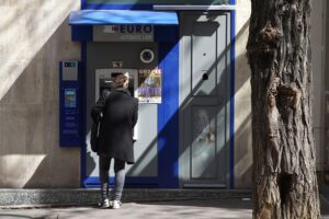Geldautomat in Frankreich, symbolisiert Inflation und wirtschaftliche Entwicklungen im Euroraum.