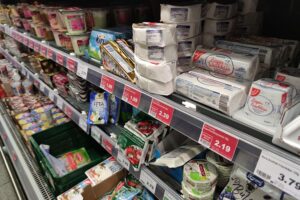 Käse im Supermarkt, Symbol für steigende Lebensmittelpreise und Inflationsrate in Deutschland.