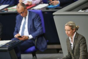 Friedrich Merz und Alice Weidel präsentieren die neueste Umfrage zur Wählergunst in Deutschland.