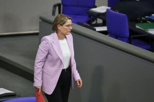 Stefanie Hubig spricht über gesetzliche Maßnahmen gegen digitale Gewalt und Deepfakes in Berlin.