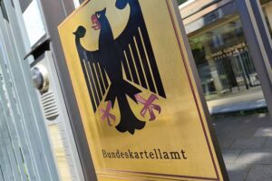 Andreas Mundt diskutiert internationale Wettbewerbsbehörden und politische Einflussnahme auf einer Konferenz.