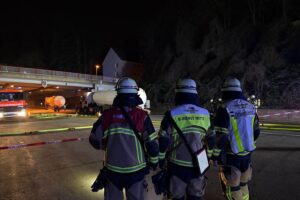 Zwei Tanklasterunfälle: Feuerwehr bekämpft Kerosinaustritt auf Autobahn, Einsatzkräfte tätig.