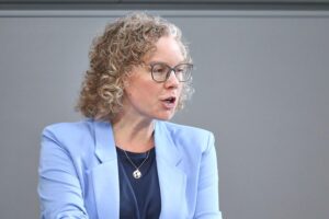 Julia Verlinden fordert Kehrtwende in der Klimapolitik, warnt vor Milliardenstrafen der EU.