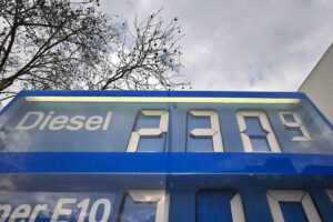 Tankstelle mit preisanzeigender Säule, Symbol für steigende Energiepreise und wirtschaftliche Unsicherheiten.