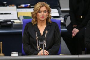 Julia Klöckner spricht über Etikette und digitale Kommunikation im Bundestag, positive Bilanz.