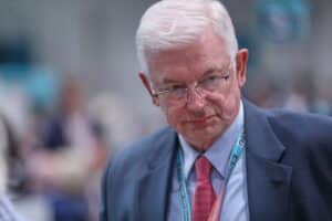 Politische Entscheidungsträger diskutieren Reformen zur Rettung der Mitte und sozialen Frieden.