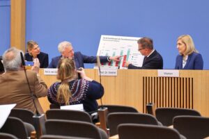 Bericht über Gesundheitsfinanzierung: Experten diskutieren Vorschläge zur Stabilisierung der Beitragssätze 2027.