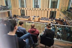 Bundesratssitzung zur Genehmigung des Kritis-Dachgesetzes, mit Fokus auf Infrastruktur- und Sicherheitsthemen.