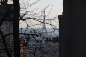 Eiffelturm mit Paris Skyline, Symbol für Kommunalwahlen und politische Aktivitäten in Frankreich.