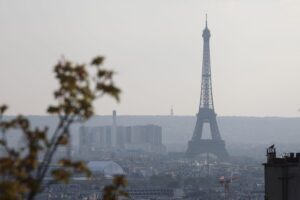 Eiffelturm als Symbol für Frankreich, Sehenswürdigkeit während der Kommunalwahlen und politischer Veränderungen.